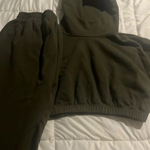 Naked Wardrobe cropped Sweatsuit in army green/olive. Pants & sweatshirts